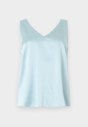 Haut sans manches en satin bleu clair avec encolure en V, coupe ample et texture lisse et brillante sur un fond uni.