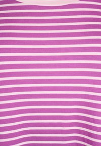 Üksikasjalik vaade kangast, millel on horisontaalset roosa ja lilla triipi ning helesinine kaelus.