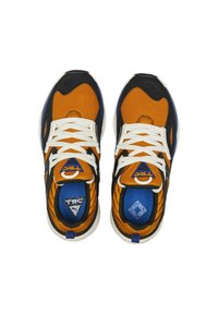 Baskets de sport orange et noires avec une tige en mesh, lacets blancs, accents bleus et un logo triangulaire distinctif sur le côté.