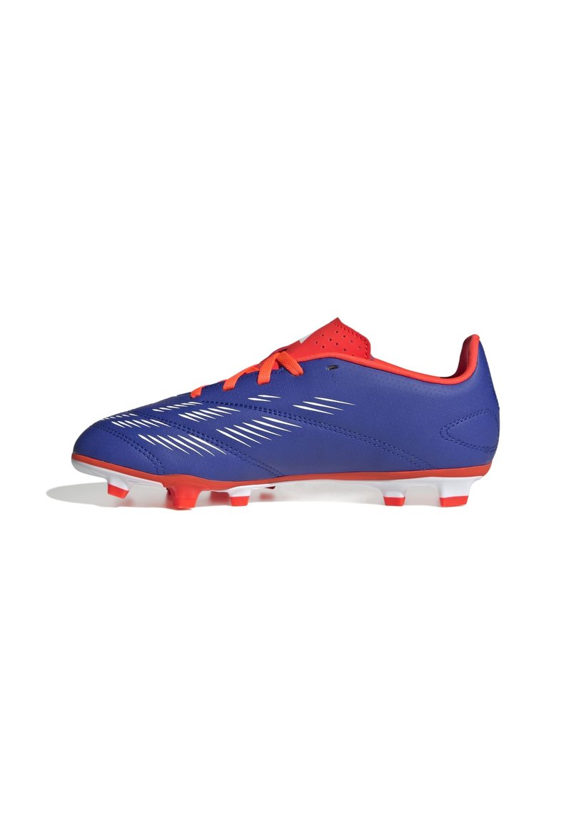 Botín de fútbol azul con acentos rojos, que presenta un diseño elegante, parte superior texturizada y detalles de rayas blancas. Clips moldeados multicolores en la suela.