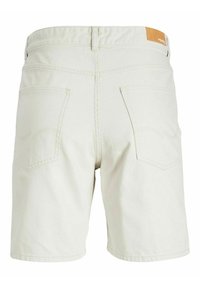Shorts in denim beige chiaro con vestibilità regolare, due tasche posteriori e un dettaglio cucito sopra la tasca sinistra. Include un'etichetta in pelle del marchio.
