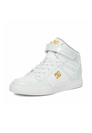 Baskets montantes blanches avec un motif paisley léger, logo DC doré sur le côté et la languette, lacets blancs et bride en velcro autour de la cheville.