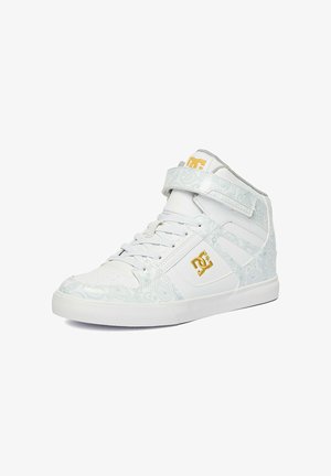 Sneaker bianco high-top con motivo paisley chiaro, logo DC dorato sul lato e sulla linguetta, lacci bianchi e cinturino in velcro intorno alla caviglia.