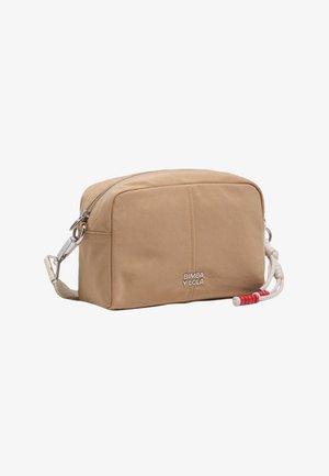 Petit sac à bandoulière beige avec fermeture éclair, détail en cordon perlé blanc et rouge, et garniture argentée, étiqueté Bimba Y Lola.