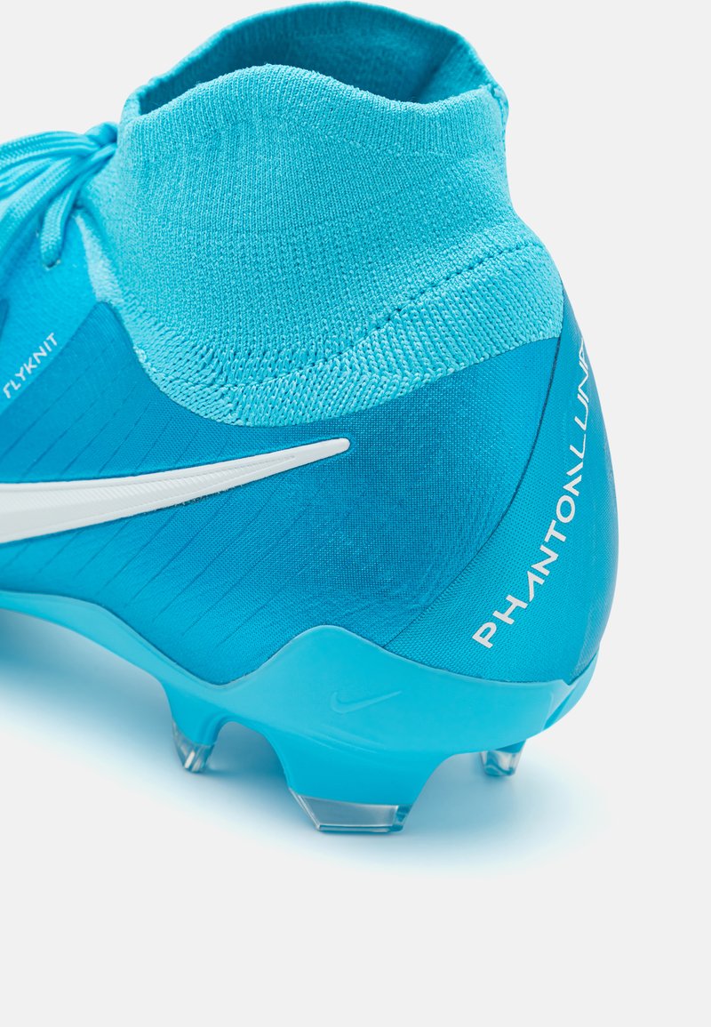 Scarpa da calcio Nike Phantom Vision blu con swoosh bianco, collo in maglia per la caviglia e suola con tacchetti per il gioco su terreno duro.