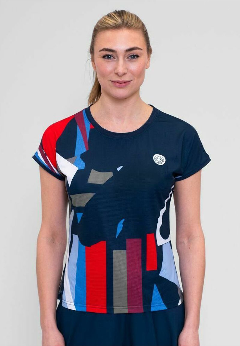 Kortebloemige sportshirt in donkerblauw met kleurrijke abstracte geometrische patronen in rood, wit en grijs. Heeft een ronde halslijn en een logo.
