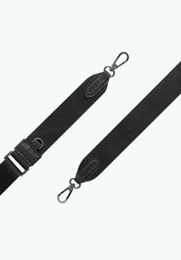 Schwarzer Gewebe-Schultergurt mit strukturiertem Material, Lederakzenten und Metallbeschlägen an beiden Enden. Verstellbar mit Schnallen-Detail.