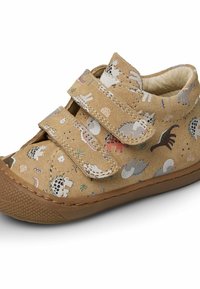 Braune Wildlederschuhe mit runder Zehenpartie, doppelten Klettverschlüssen und verspielten Tierillustrationen. Strukturierte Gummisohle mit einem gemusterten Design.