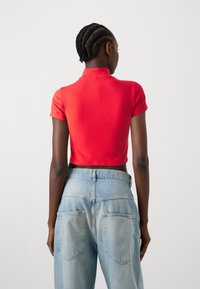 ONLY ONLLIVE LOVE ZIP TOP - Camiseta básica - mars red