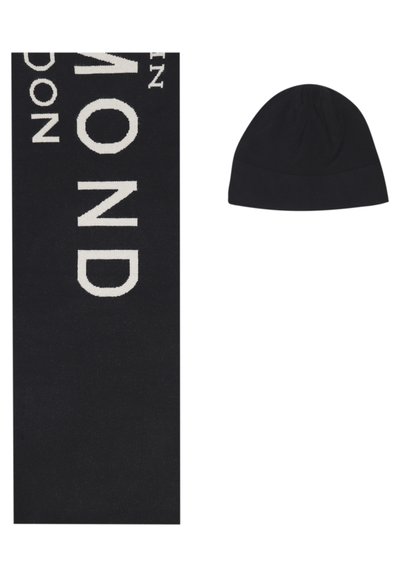Sciarpa nera con caratteri bianchi audaci e un berretto nero abbinato, entrambi realizzati in tessuto knit, con una texture liscia e un design semplice.