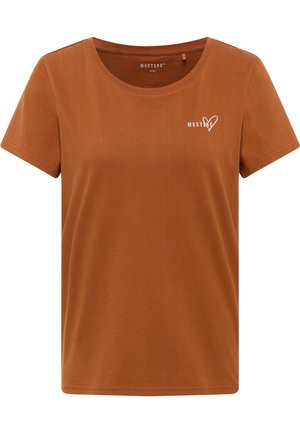 Brązowy t-shirt z bawełny, z okrągłym dekoltem, krótkimi rękawami i białym logiem "MUSTANG" z motywem serca po lewej stronie klatki piersiowej.