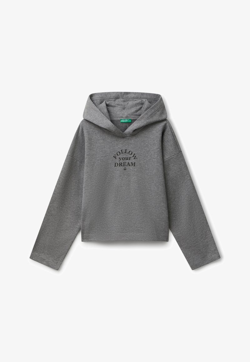 Sudadera gris de manga larga con un lema frontal que dice "SIGUE tus SUEÑOS" en texto negro, colocada plana sobre un fondo blanco.