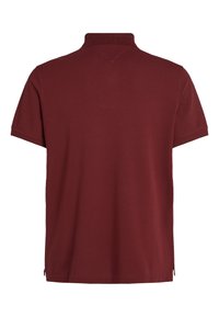 Polo manches courtes couleur bordeaux vu de dos avec un col côtelé et de petites fentes latérales à l'ourlet.