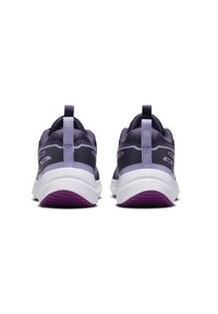 Une paire de chaussures de course violettes et noires avec des semelles blanches, montrées de l'arrière sur un fond blanc.