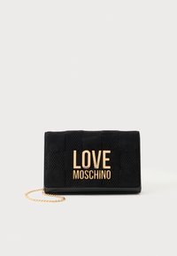 Clutch bag nera con texture, logo dorato "LOVE MOSCHINO" e una tracolla dorata su sfondo bianco.