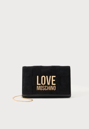 Fekete textúrájú kluts táska arany "LOVE MOSCHINO" logóval és arany láncos pánttal fehér háttéren.