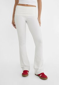 Stradivarius FLARED - Hlače - white