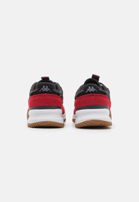 Kappa AUTHENTIC ARKLOW UNISEX - Sportcipő - grey dark/black/red dark