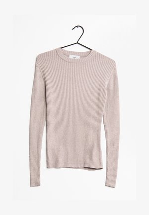 Suéter beige de punto acanalado de manga larga con cuello redondo colgado en una percha negra contra un fondo blanco.