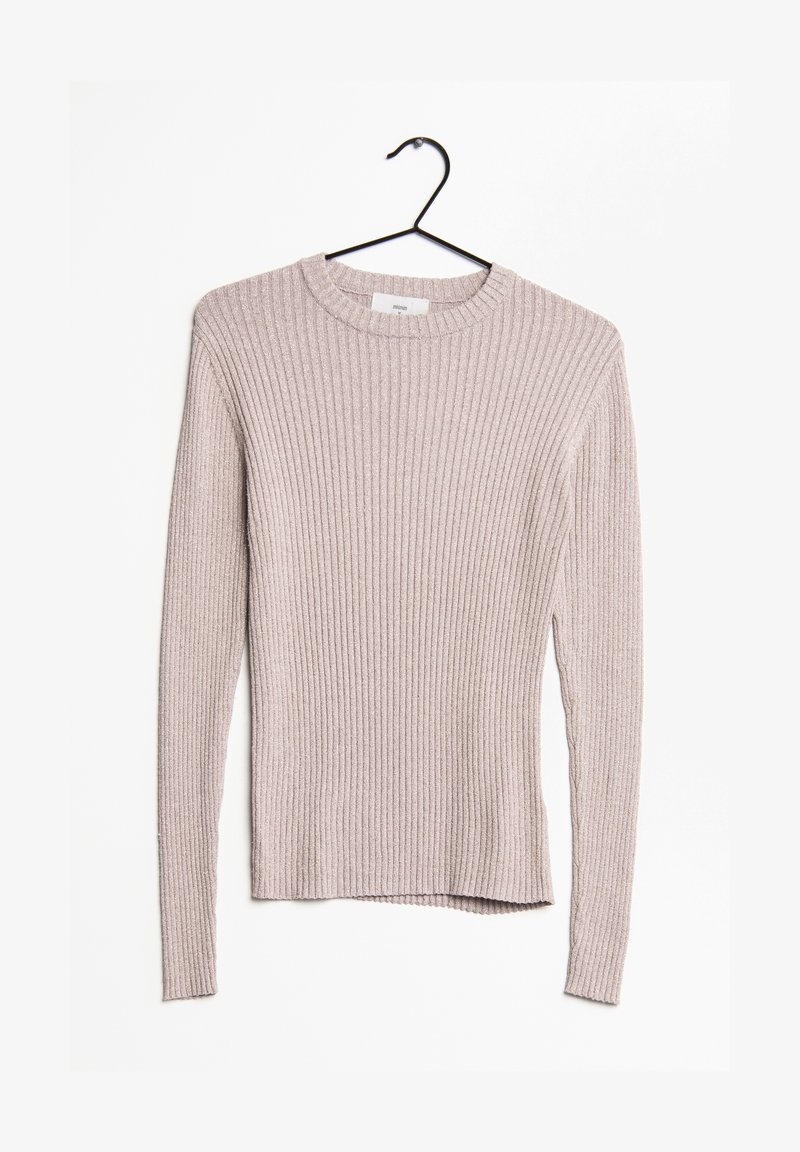 Pull beige en maille côtelée à manches longues avec col ras du cou suspendu à un cintre noir sur fond blanc.