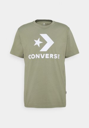 Olivengroene T-shirt met korte mouwen en ronde hals, witte Converse-ster- en pijllogo en de tekst "CONVERSE" over de borst.