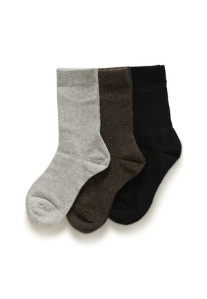 Trois chaussettes pliées longueur cheville en gris, marron et noir, disposées côte à côte sur un fond blanc.