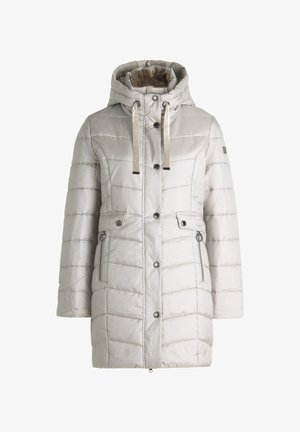 Gewatteerde winterjas in lichtgrijs met een capuchon gevoerd met bont. Heeft een horizontaal doorgestikt ontwerp, zilverkleurige accenten en twee voorzakken met knopen.