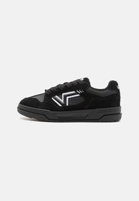 Crne tenisice od suede i sintetičkog materijala, s teksturiranom crnom potplatom, dizajnom na vezivanje i bijelim V logotipom.
