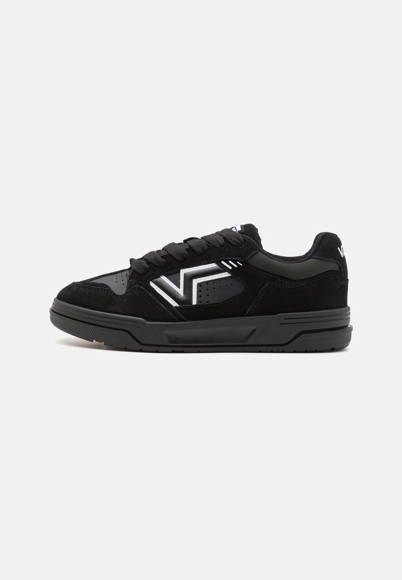 Crne tenisice od suede i sintetičkog materijala, s teksturiranom crnom potplatom, dizajnom na vezivanje i bijelim V logotipom.