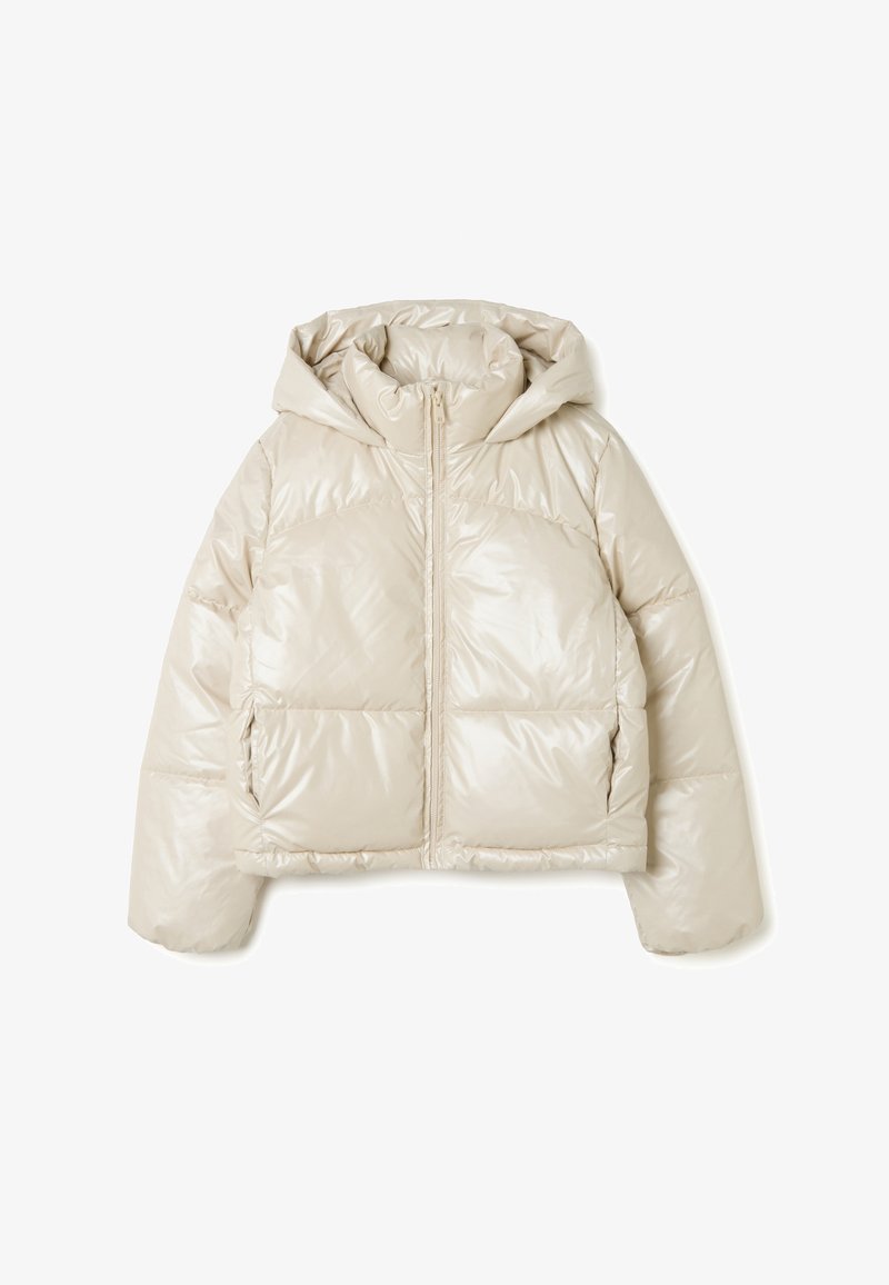 Giubbotto puffer beige con texture lucida e trapuntata, chiusura a cerniera completa e cappuccio. Presenta due tasche frontali e un design corto.
