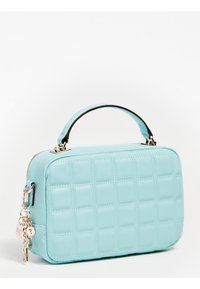 Kleine hellblaue gesteppte Handtasche mit Oberhandgriff, Reißverschluss und hängendem goldenen Charm-Schlüsselanhänger an der Seite.