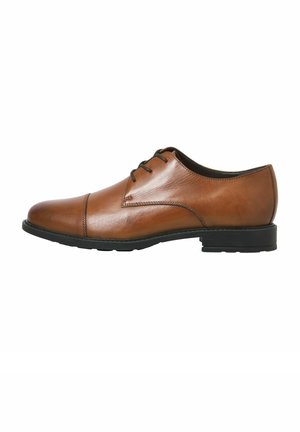 Chaussure habillée pour homme en cuir marron avec semelle noire et trois œillets de laçage, vue de côté extérieur sur fond blanc.