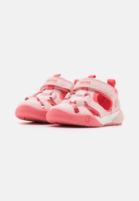 Scarpe da bambini rosa in materiale a rete e sintetico, con fasce regolabili in Velcro, design aperto e suole in gomma per una presa sicura.