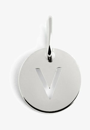 Sølv cirkulært vedhæng med en udskåret "V" design, glat skinnende overflade og en løkke til fastgørelse.