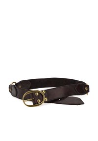 Cintura in pelle marrone con fibbia ovale in ottone, caratterizzata da accenti metallici e una texture liscia. La cintura ha chiusure a pressione regolabili.