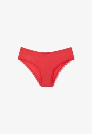 Culotte en coton rouge avec une texture douce, ornée d'une bordure en dentelle festonnée le long des bords, et un petit nœud décoratif à l'avant.