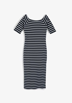 Czarna i biała sukienka midi w paski z dekoltem typu off-the-shoulder i krótkimi rękawami, wykonana z rozciągliwej, żebrowanej tkaniny.