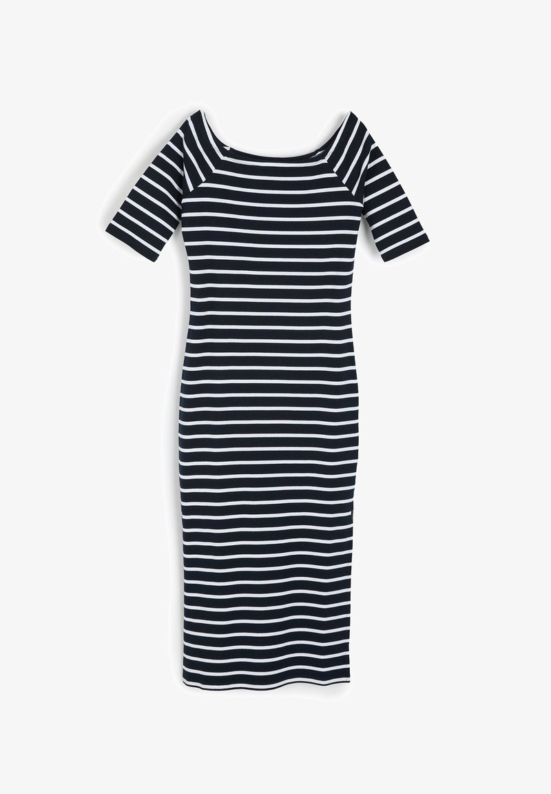 Czarna i biała sukienka midi w paski z dekoltem typu off-the-shoulder i krótkimi rękawami, wykonana z rozciągliwej, żebrowanej tkaniny.