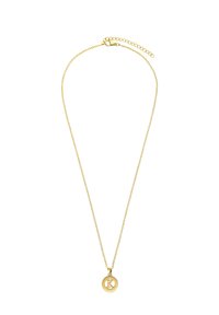 Gouden ketting met een delicate schakel en een ronde hanger gegraveerd met de letter "K". Het ontwerp is minimalistisch en modern.