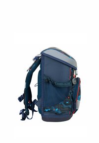 Sac à dos scolaire bleu et gris avec bretelles rembourrées, poche latérale en maille, et motif géométrique avec des accents bleus et rouges.