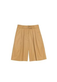 Shorts plis noirs en beige, fabriqués en tissu doux, dotés d'une fermeture à double boucle au niveau de la taille et d'un design ajusté à jambes larges.