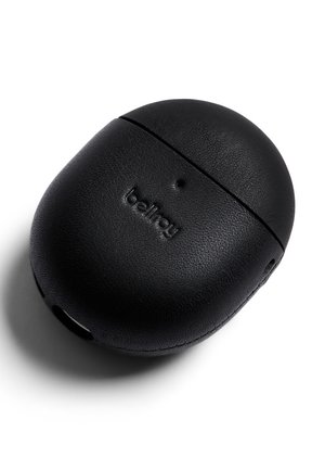 Porte-clés compact en cuir noir avec logo Bellroy embossé sur le dessus, forme arrondie et petit trou près du centre.