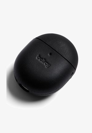 Compatto portachiavi in pelle nera con il logo Bellroy impresso sulla parte superiore, forma arrotondata e un piccolo foro vicino al centro.