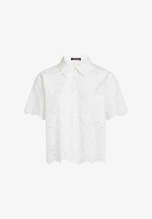 Biała koszula z krótkim rękawem na guziki, ozdobiona kwiatową haftowaną ażurową tkaniną, z falowanymi krawędziami, kieszenią na piersi i porządnym kołnierzykiem.
