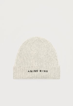 Lysegrå ribstrikket hue med opbukket kant og "ANINE BING" broderet i sort på den forreste kant.
