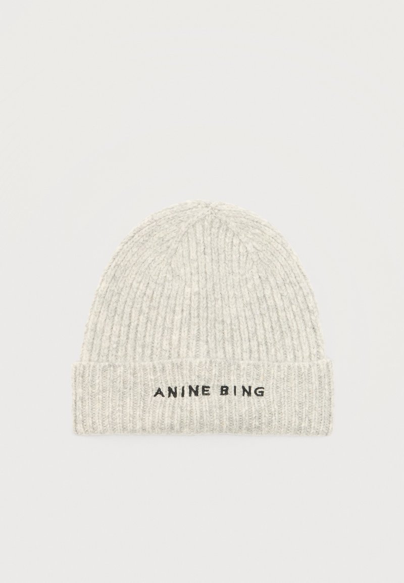 Ανοιχτό γκρι ριγέ πλεκτός σκούφος με διπλωμένο μανσέτα και το κέντημα "ANINE BING" με μαύρα γράμματα στην εμπρόσθια μανσέτα.