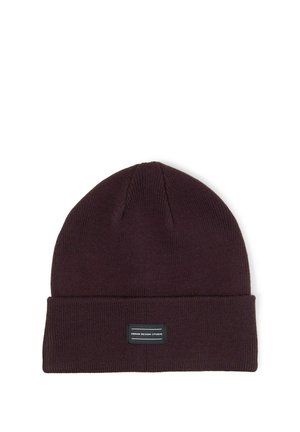 Dunkelbraune gestrickte Mütze mit umgeschlagenem Bündchen und kleinem rechteckigem schwarzem Label mittig vorne.