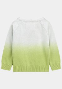 Pletený svetr s dlouhými rukávy s gradientem z bílé do světlé zelené barvy, s žebrovanými manžetami a lemem, zobrazený zezadu.