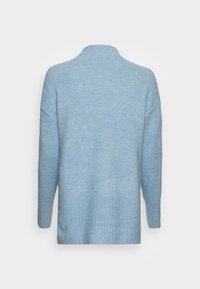 Helles blaues langärmliges Strickpullover mit gerippten Bündchen und Saum, von hinten auf einem schlichten weißen Hintergrund gezeigt.