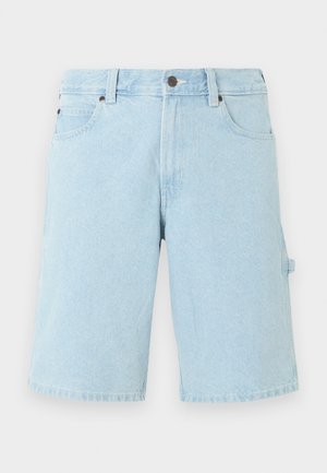 Ανοιχτό μπλε τζιν σορτς με μπροστινές τσέπες, θηλιές για ζώνη, κούμπωμα με κουμπί και λεπτομέρεια με λουράκι στο πλάι σε λευκό φόντο.